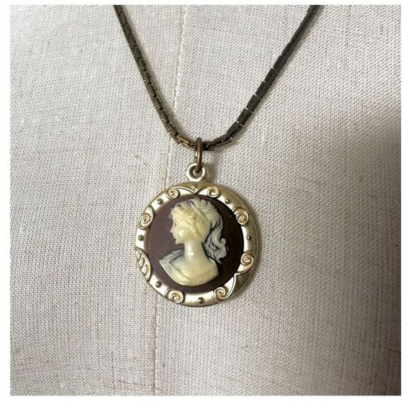 Gold tone cameo necklace - Picture 1 of 11